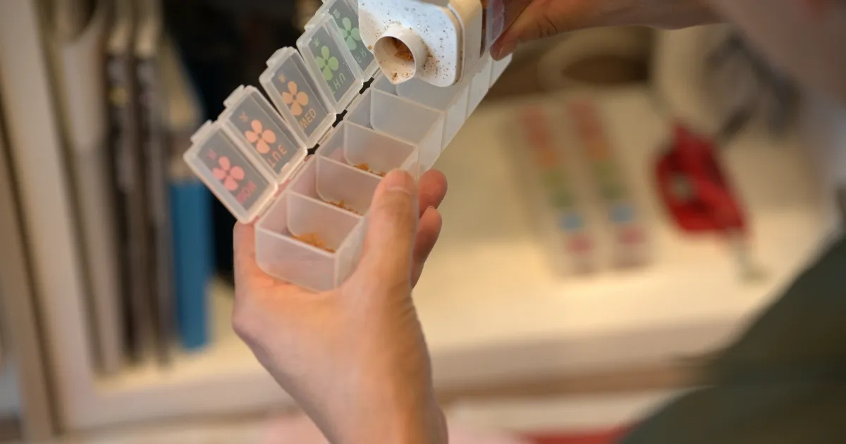 熱帯魚の餌を補充