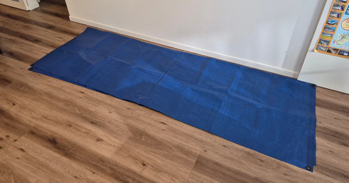 リビングに養生シートを敷き、搬入準備が整った様子