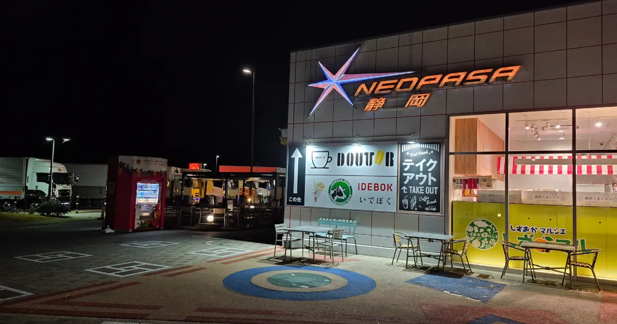 高速道路のSAでの休憩風景