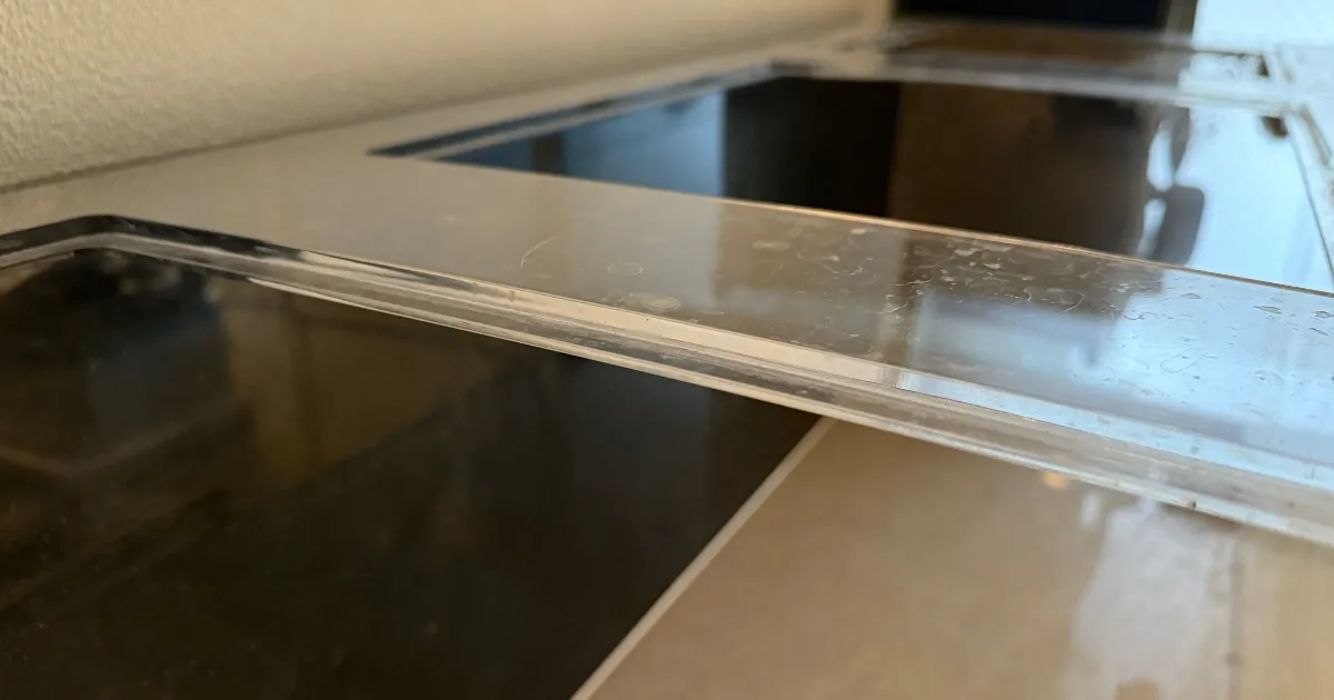 水圧で膨らんでしまった粗悪なアクリル水槽