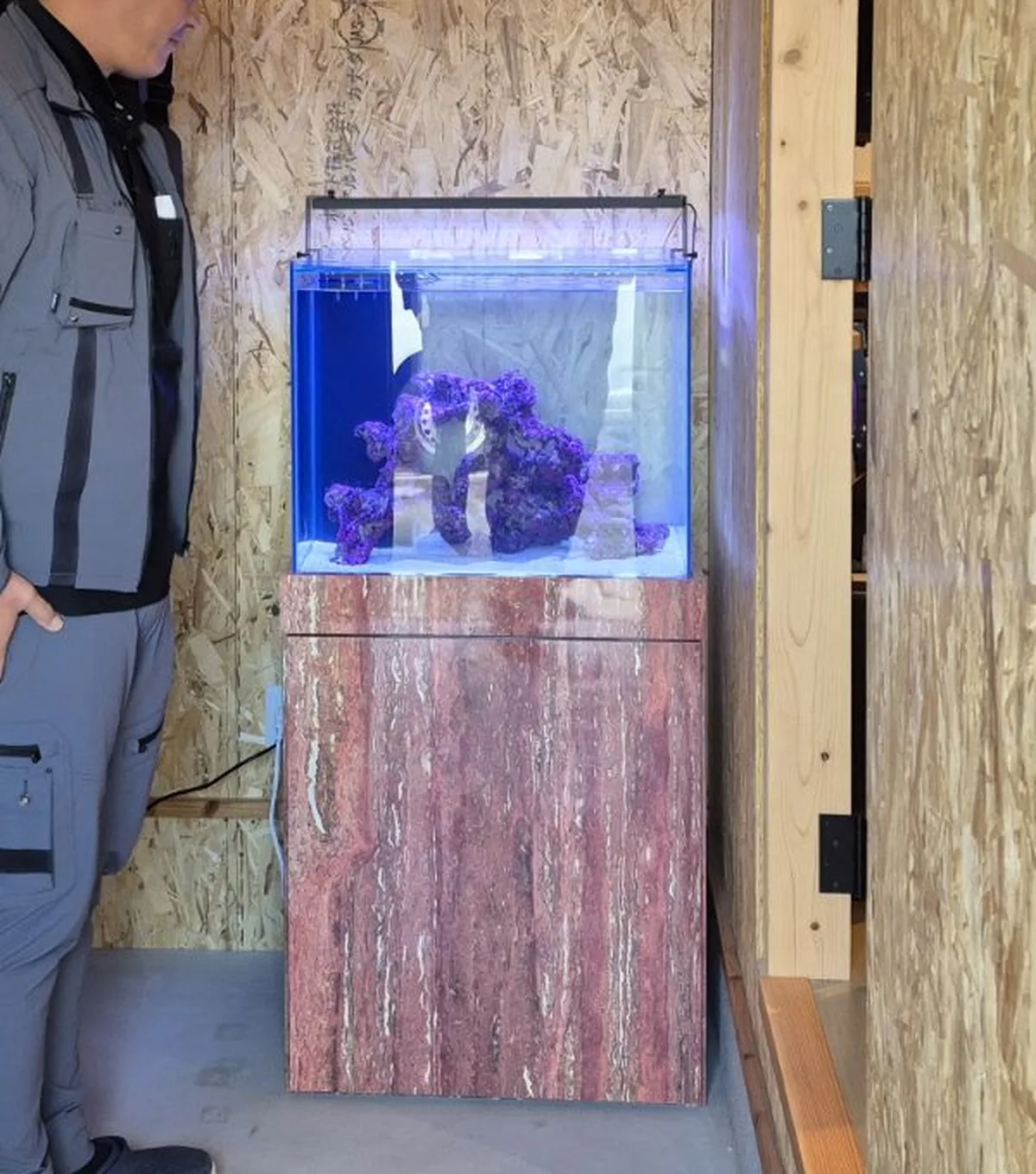 奈良県の個人宅・趣味の小屋に設置したオーダーメイド60cmオーバーフロー海水水槽と特注カラーの水槽台